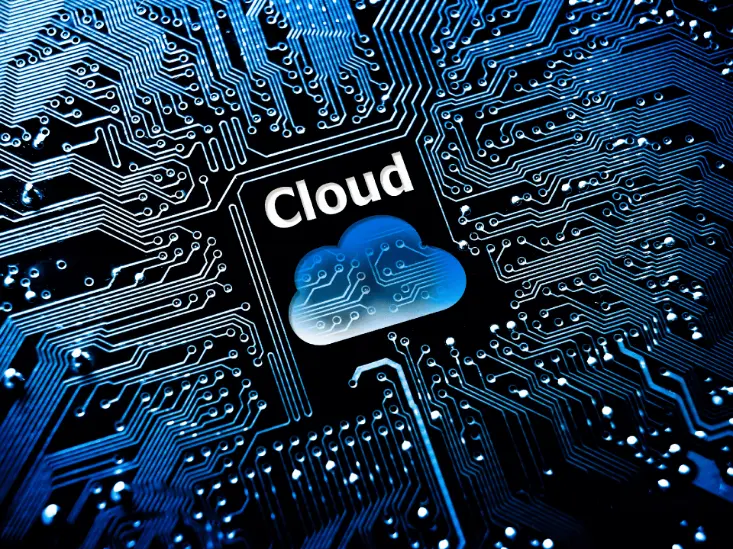 Cloud-Symbol auf Computerplatine - moderne IT-Lösungen