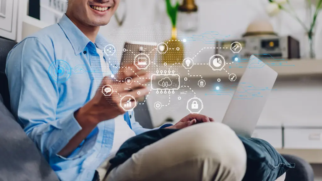 Mann verbindet Systeme über Schnittstellen - automatische Datenübertragung